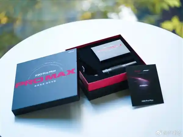 卢伟冰曝光REDMI K90邀请函：咖啡与磨豆机暗藏玄机