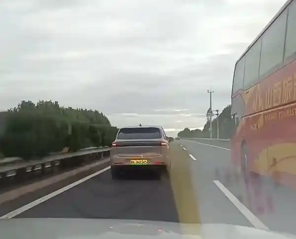 SUV狂飙引发交通拥堵，安全驾驶再引全民热议