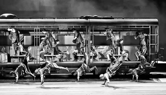 《铁道怒焰：钢轨上的生死交响——舞剧〈铁道游击队〉震撼首演》