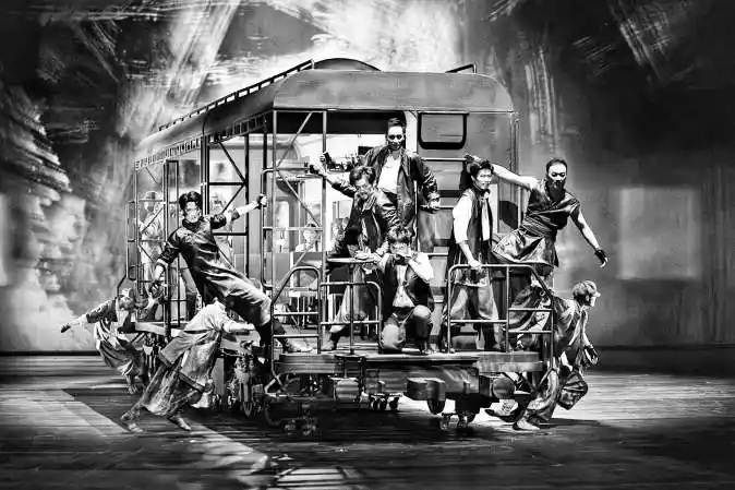 《铁道怒焰:钢轨上的生死交响——舞剧〈铁道游击队〉震撼首演》