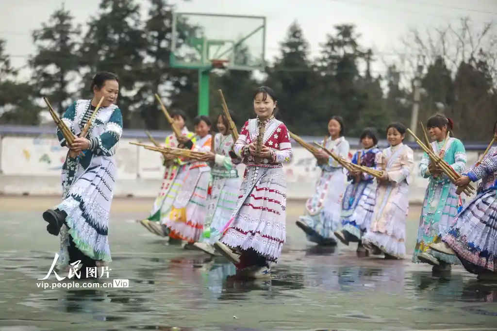 贵州黔西芦笙响处，童心起舞：苗族非遗芦笙舞火热进驻校园