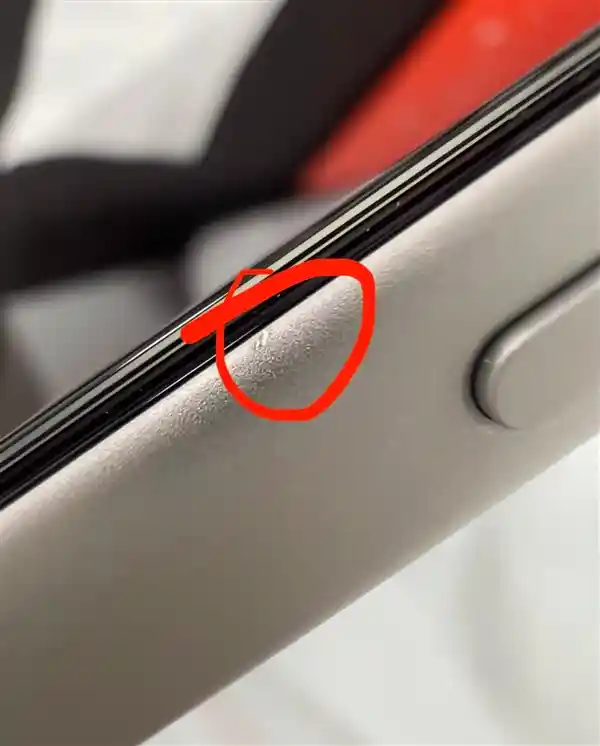 果粉泪目!iPhone 17贴膜竟成伤机操作,边框遭工具划伤引热议