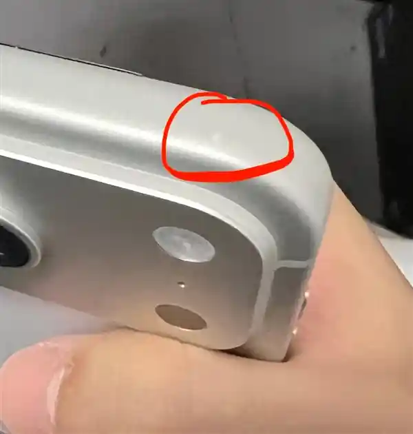 果粉泪目!iPhone 17贴膜竟成伤机操作,边框遭工具划伤引热议
