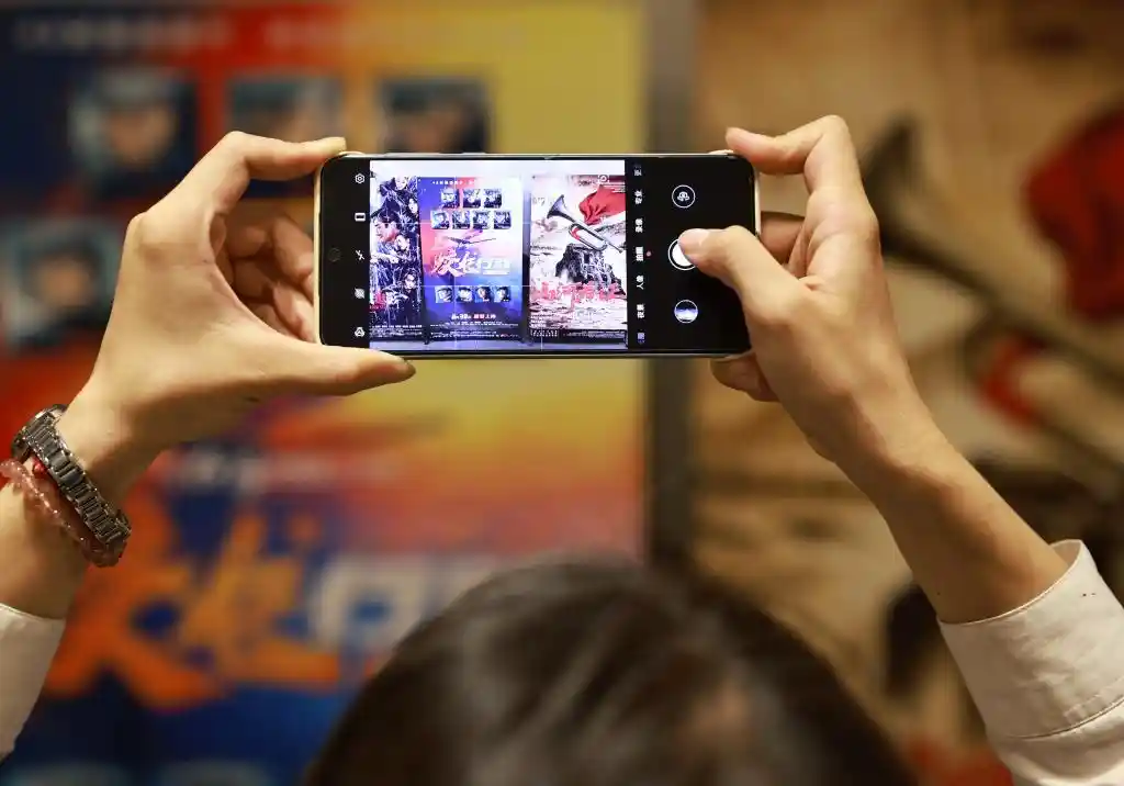 2025中国电影票房狂飙破400亿！