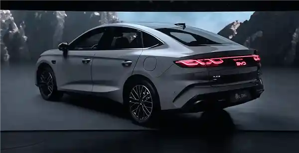 比亚迪秦家族长续航版震撼上市：210km纯电续航领跑同级，7.98万起售价引爆市场