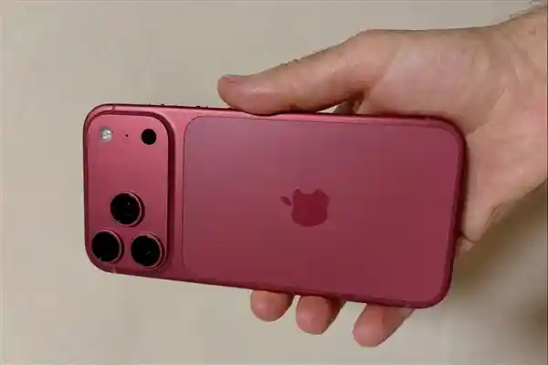 iPhone 18 Pro Max戴壳重达250g！网友惊呼：这哪是手机，是哑铃吧！